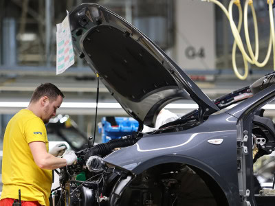Krutá daň za masívnu robotizáciu: V automobilkách na Slovensku hrozí vlna prepúšťania!