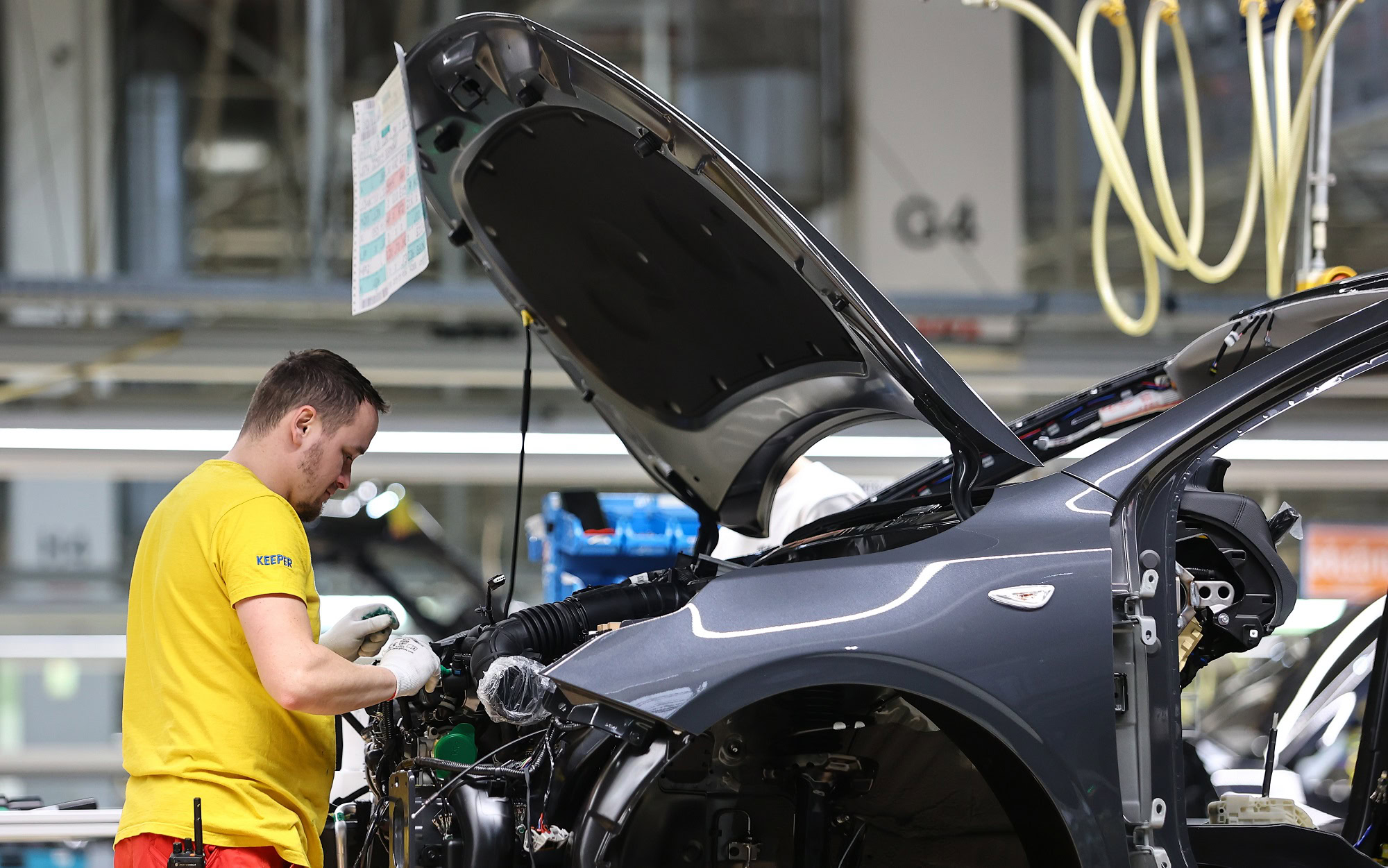 Krutá daň za masívnu robotizáciu: V automobilkách na Slovensku hrozí vlna prepúšťania!
