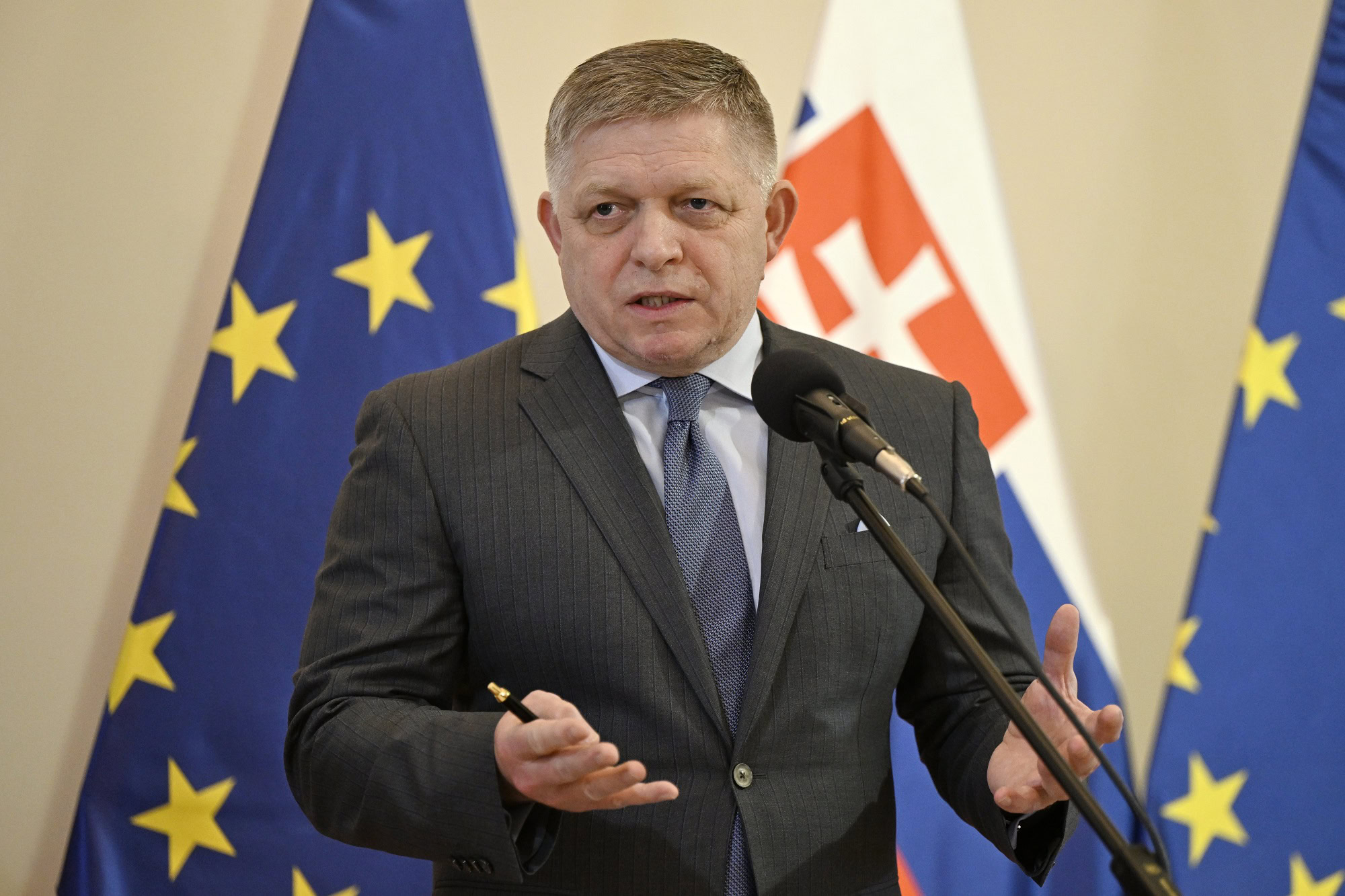 Šimečka: Celá EÚ tlmí ceny pohonných látok, Fico necháva Slovákov bez pomoci
