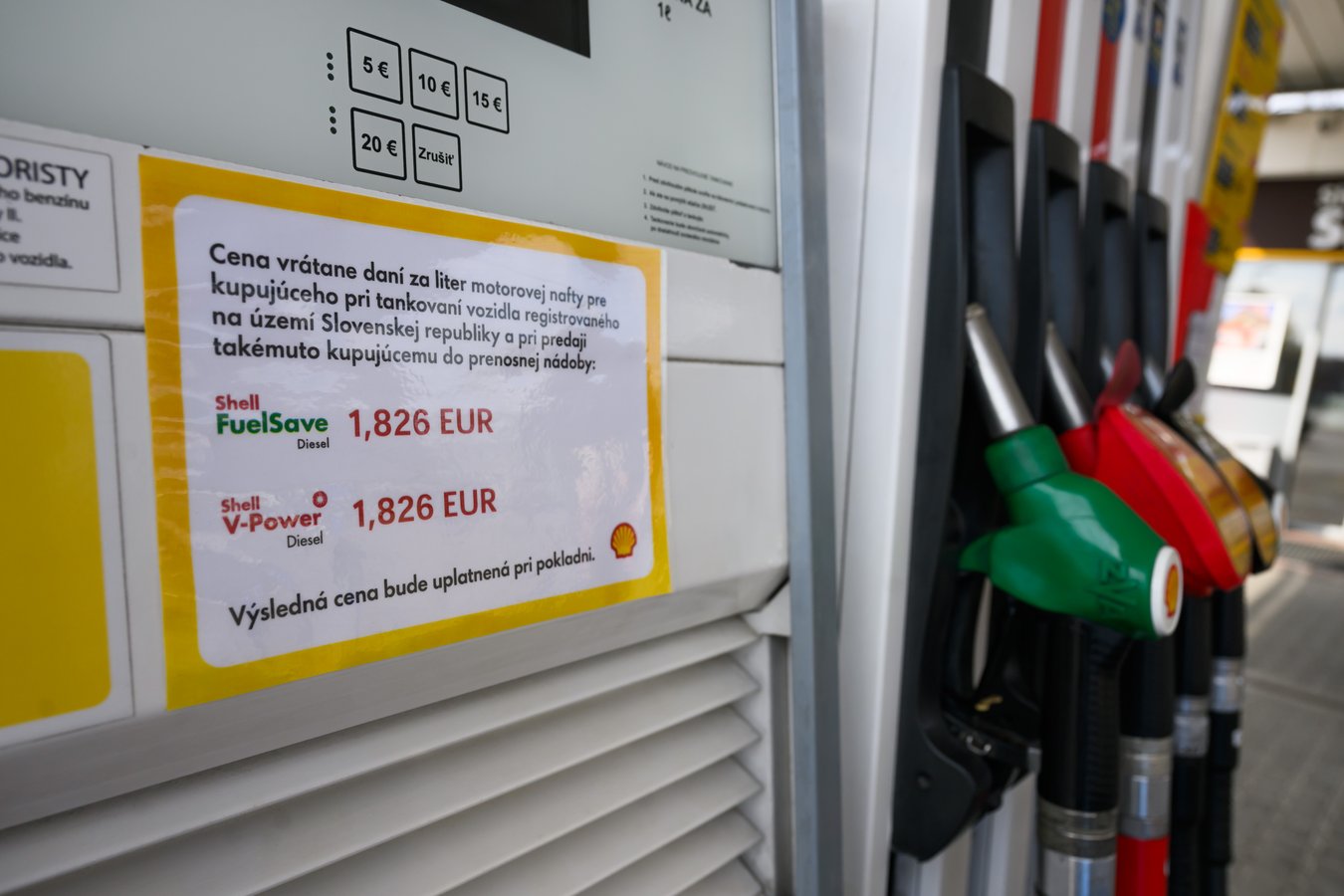 Dvojité ceny na pumpách sú vysoko diskriminačné: Brusel poslal vláde jasný odkaz, Fico už hovorí o predlžovaní opatrení!