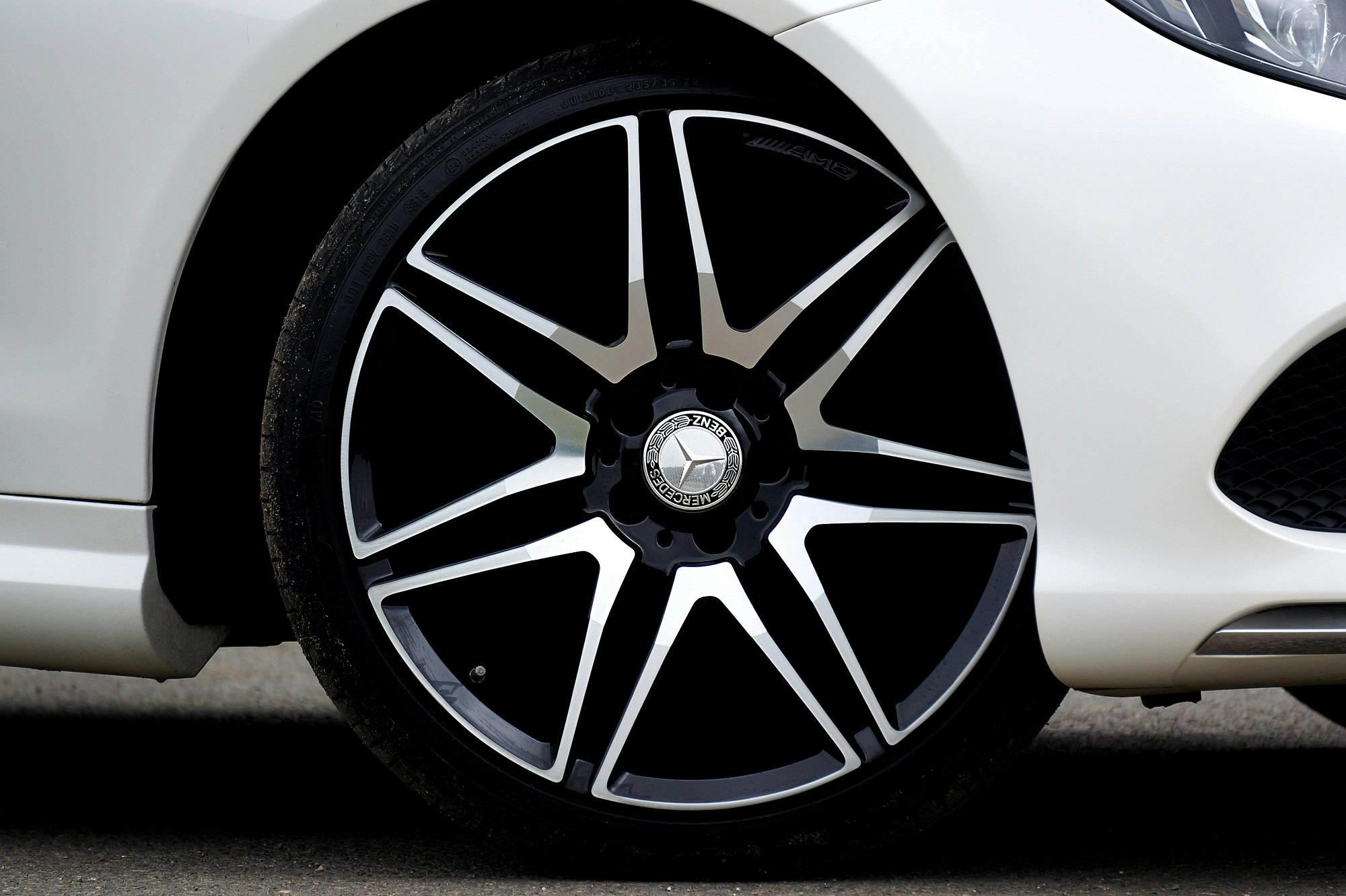 Nemecké automobilky menia smer: slabší dopyt ich tlačí k výrobe zbraní