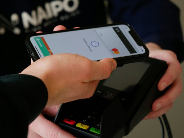 Prieskum: Mobilom už platí väčšina Slovákov, prichádza éra AI nakupovania
