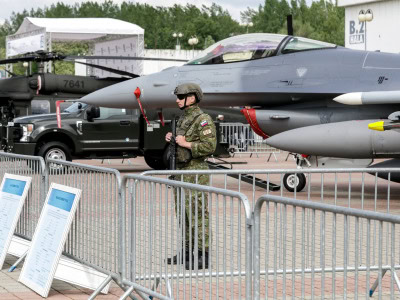 Stíhačky F-16 aj vrtuľníky Black Hawk: Pozrite sa, ako to vyzerá na historicky najväčšom zbrojárskom veľtrhu u nás! (foto)