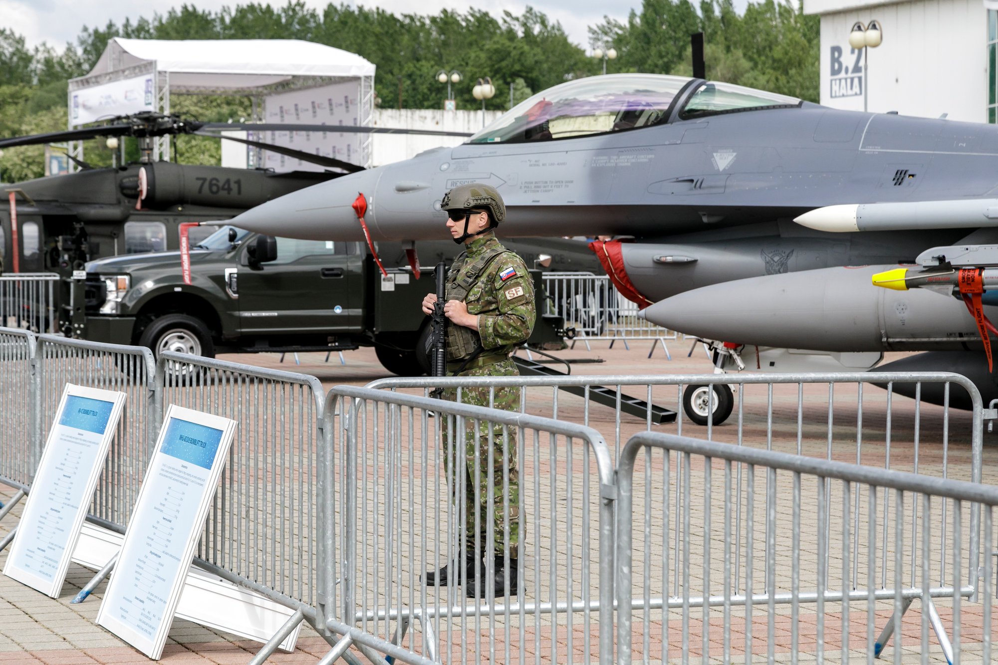 Stíhačky F-16 aj vrtuľníky Black Hawk: Pozrite sa, ako to vyzerá na historicky najväčšom zbrojárskom veľtrhu u nás! (foto)