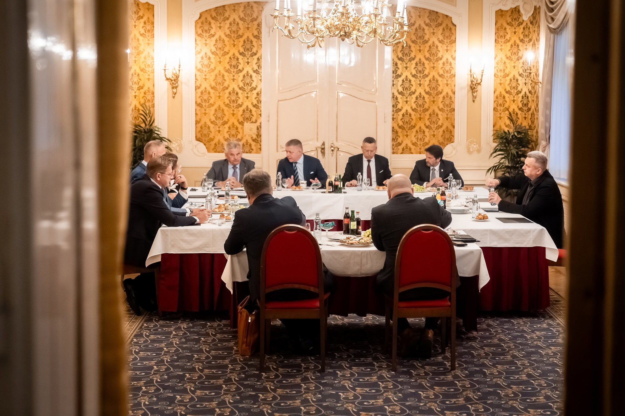 Kto môže za zbedačovanie slovenskej ekonomiky? Slováci v tom majú jasno, prstom ukazujú na našich politikov! (prieskum)