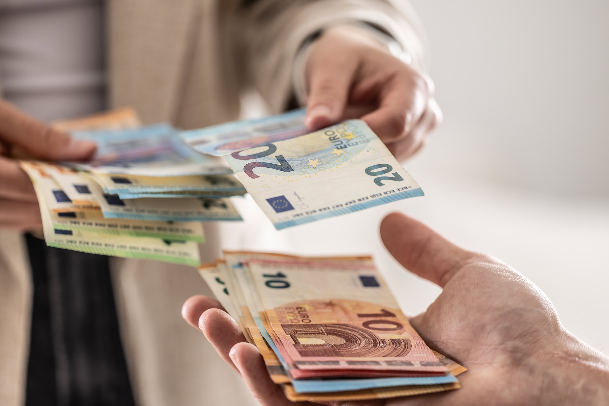 Chcete platiť v hotovosti? Pozor na obmedzenia, pri kúpe auta či rekonštrukcii hrozí aj pokuta!