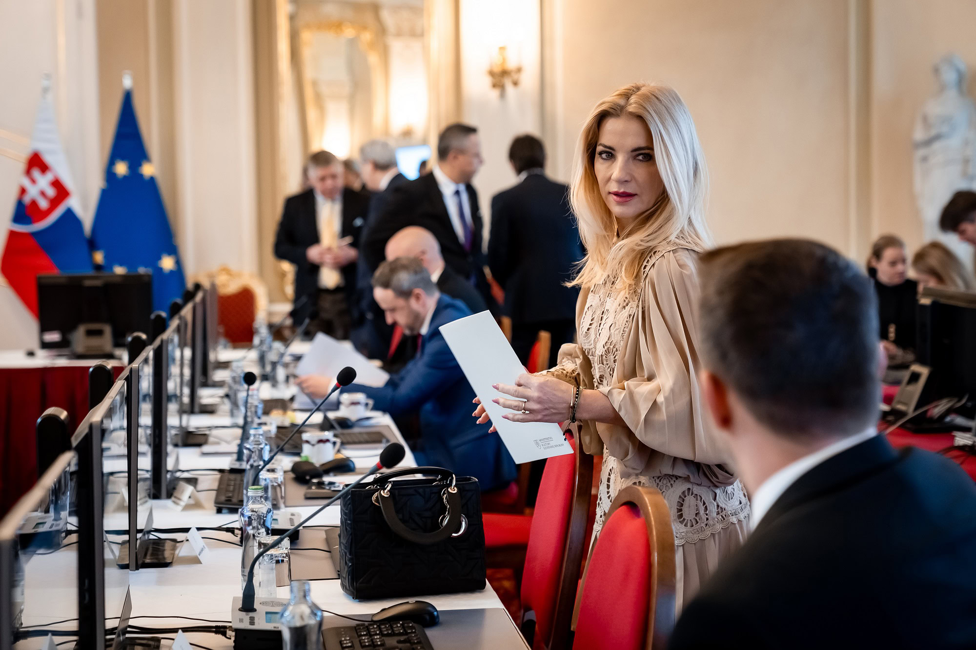 Slováci vyslali vláde jasný odkaz: Nové údaje OECD ukazujú dramatický pokles dôvery!