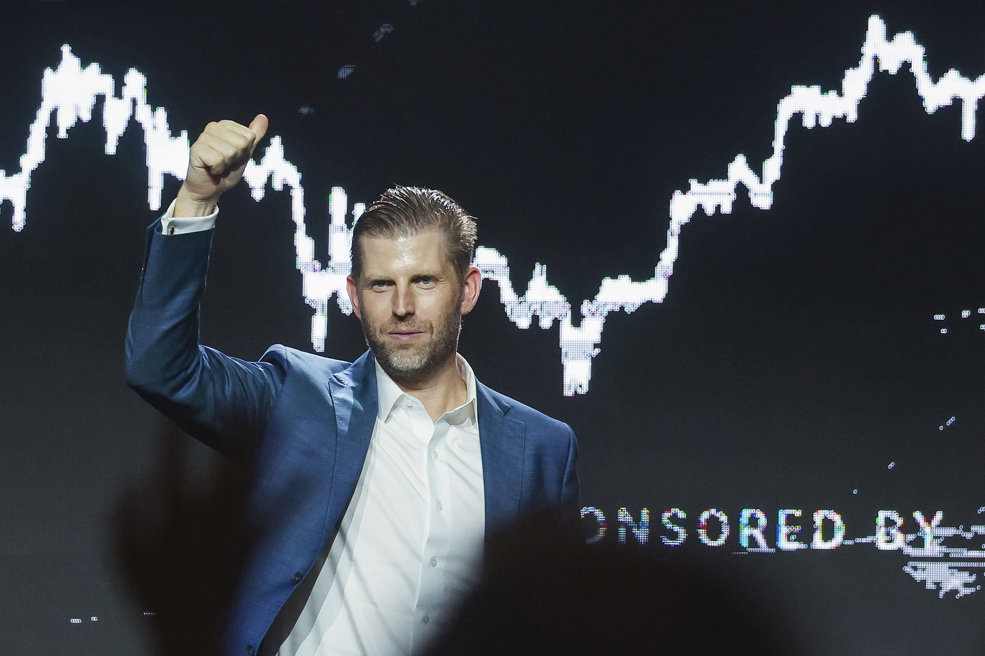 Eric Trump prerobil stovky miliónov na bitcoine: Akcie American Bitcoin padli o 95 percent