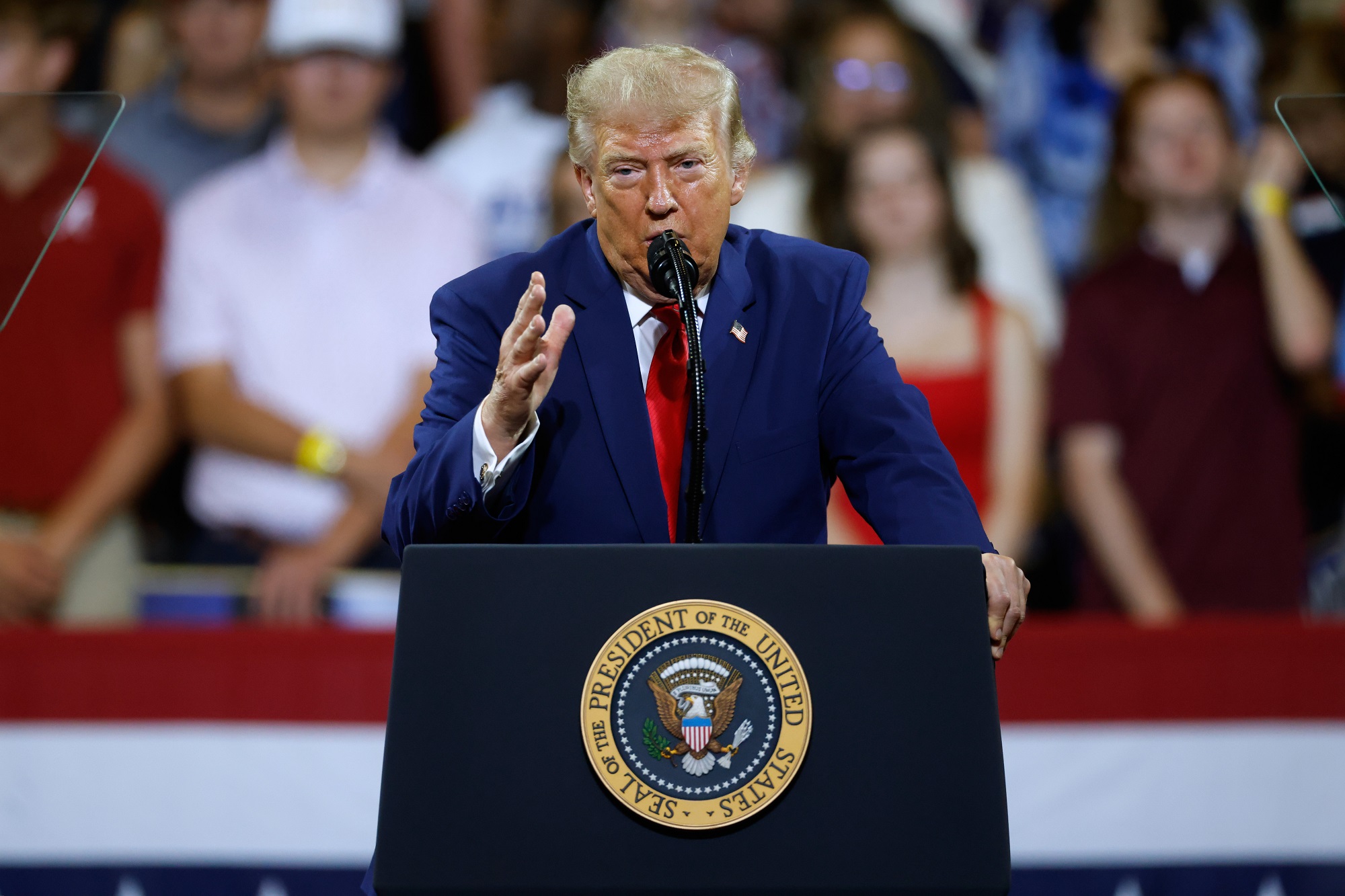 Konflikt sa opäť vyostruje a ropa raketovo rastie: Trump hrozí Iránu, Brent prelomil 96 dolárov!