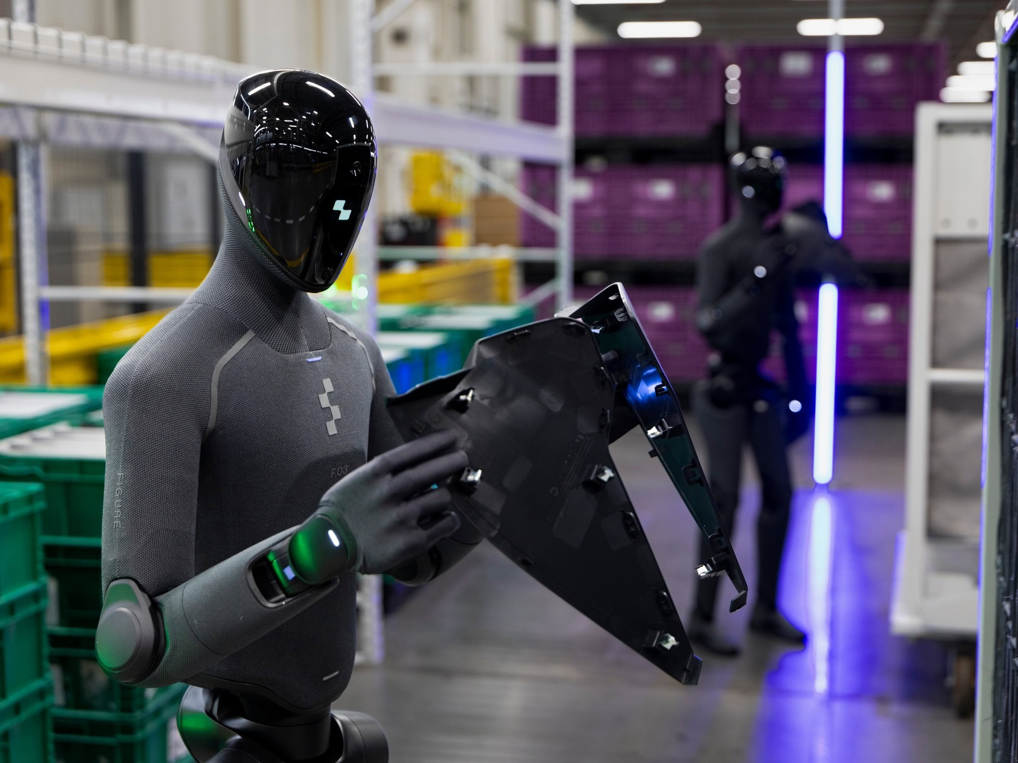 BMW nasadzuje do výroby humanoidné roboty: Takto budú pomáhať pri autách! (foto)