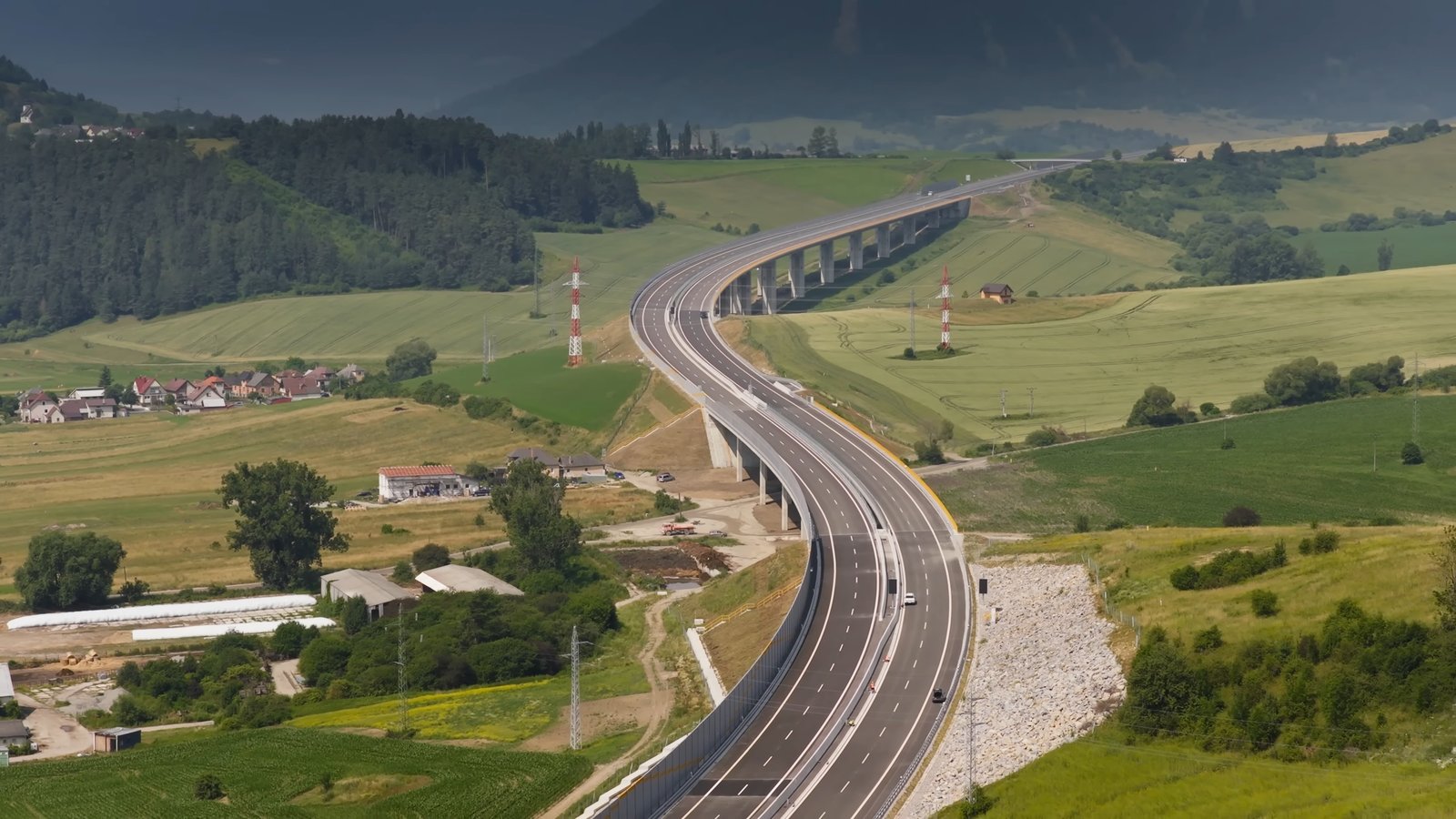 Dlho očakávaný obchvat Ružomberka ide do finále: Pozrite sa, ako to na ňom vyzerá! (foto)