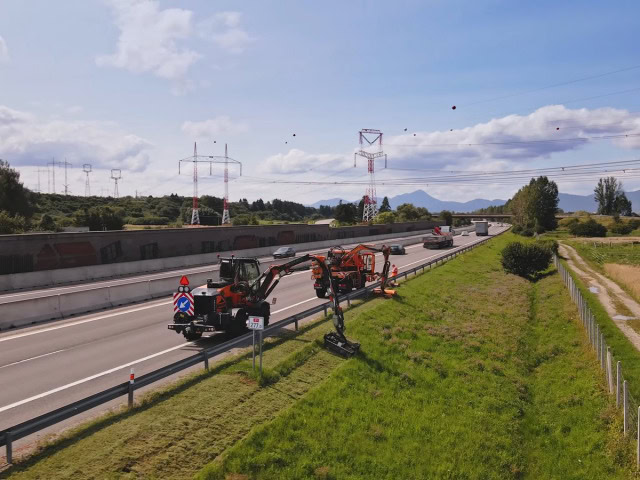 Čo sa deje na diaľnici, kým stojíte v kolóne? Takto pracujú cestári počas letnej údržby! (foto)