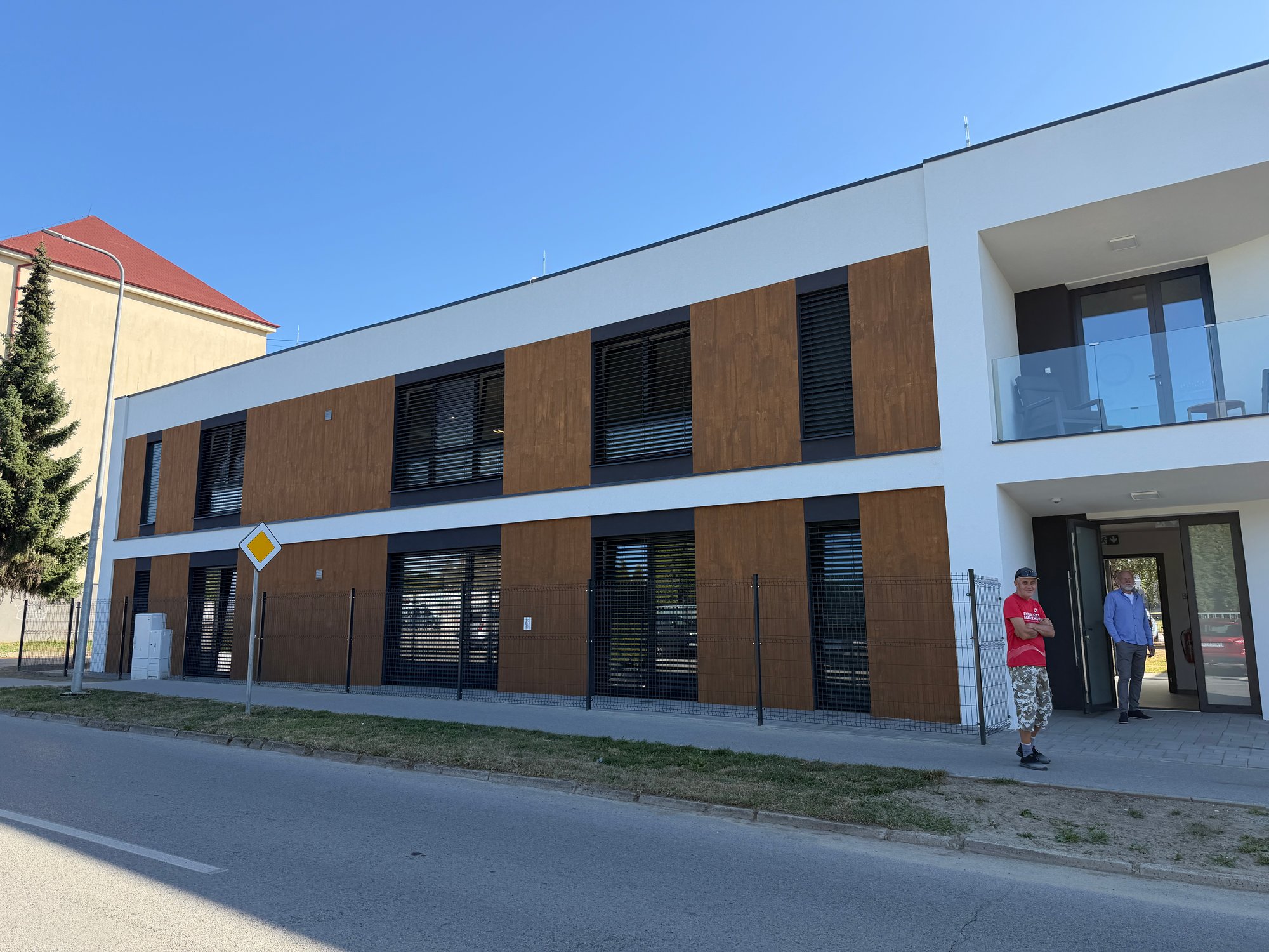 Miliónová investícia na východe: V Stropkove vyrástlo moderné podporované bývanie pre znevýhodnených (foto)