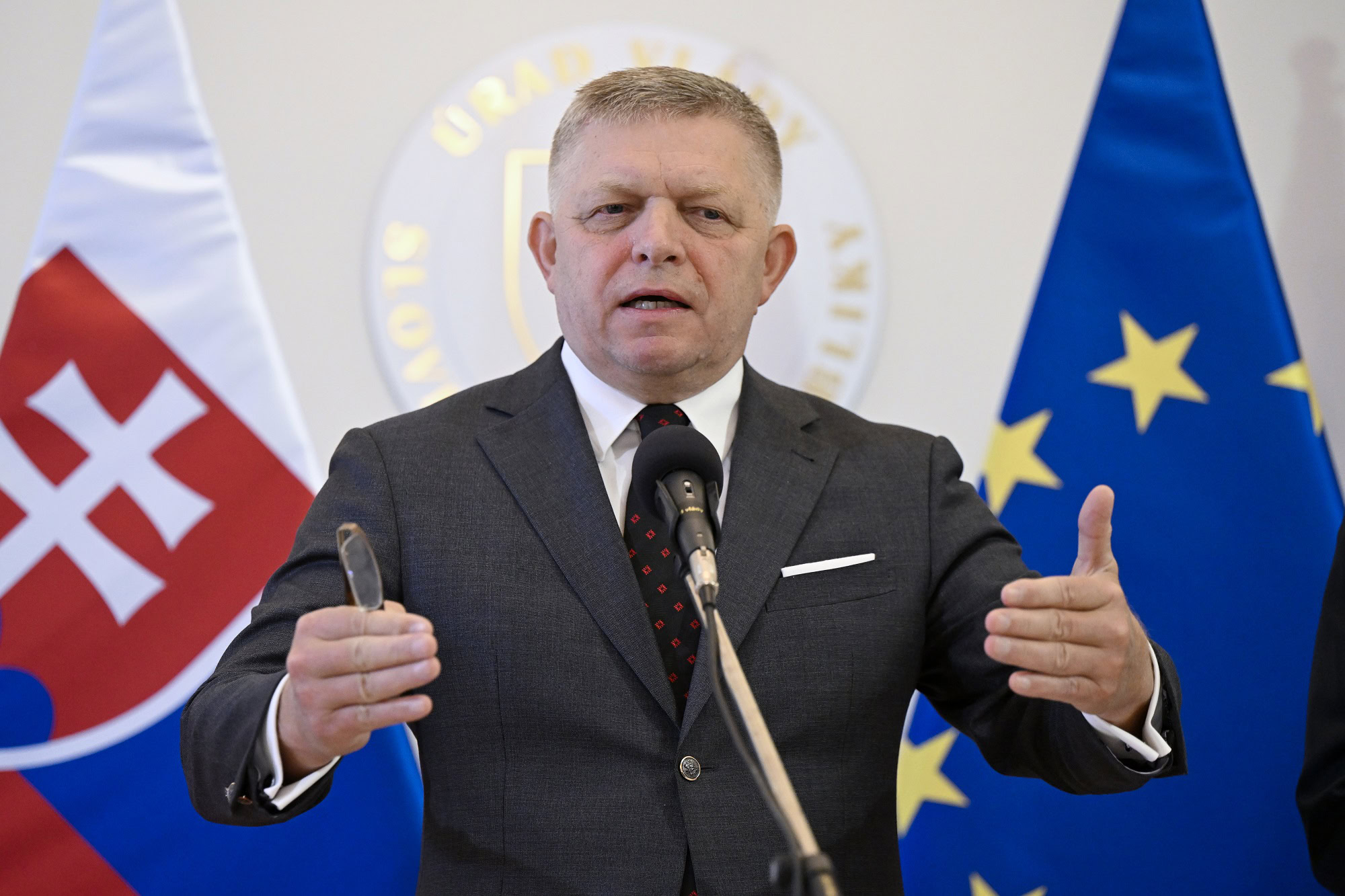 Fico varuje pred vážnymi problémami s ropou a palivami: Čaká nás náročná jeseň a zima!